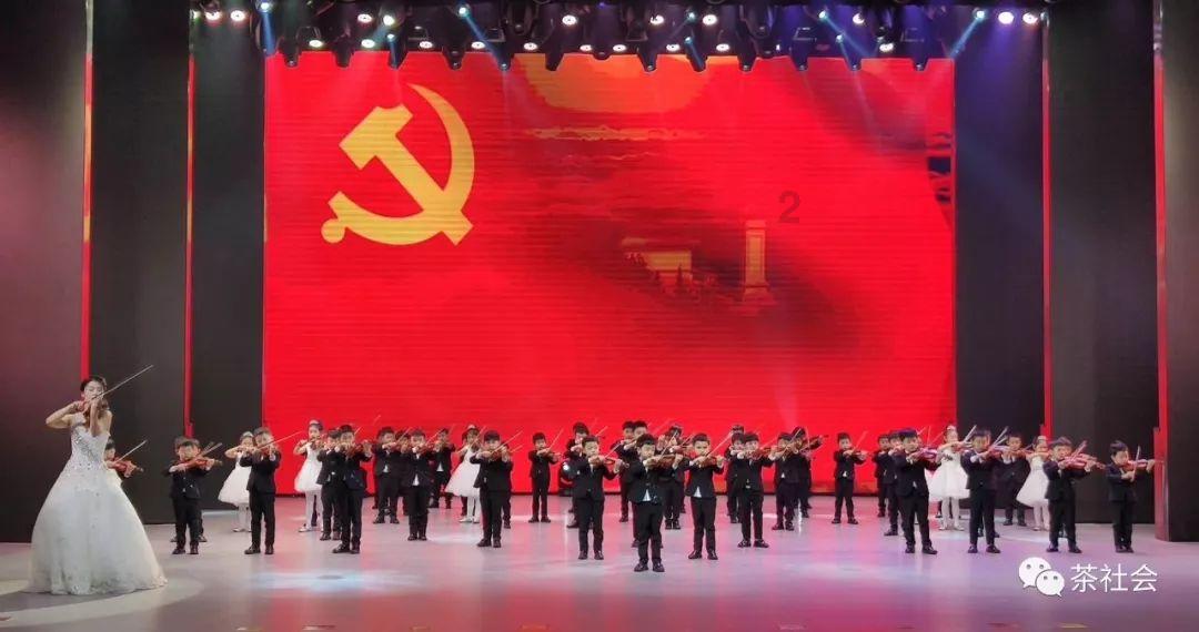 佘诗曼凭《新闻女王》三封视后,戏里戏外,都给内娱做了个榜样